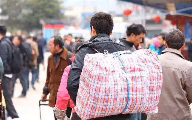 老公在外打工5年,回家第一天,就和妻子提出失婚,偷跟到工地才得知真相:我不會離開你的.