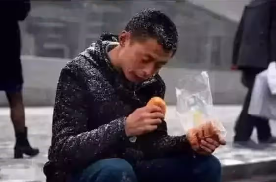 老公在外打工5年,回家第一天,就和妻子提出失婚,偷跟到工地才得知真相:我不會離開你的.