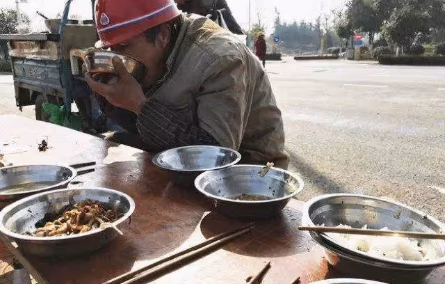 老公在外打工5年,回家第一天,就和妻子提出失婚,偷跟到工地才得知真相:我不會離開你的.
