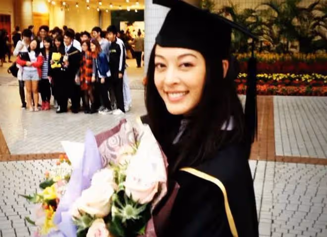 陳冠希前女友結婚8周年!與外國老公吃大餐慶祝,感謝對方支持她