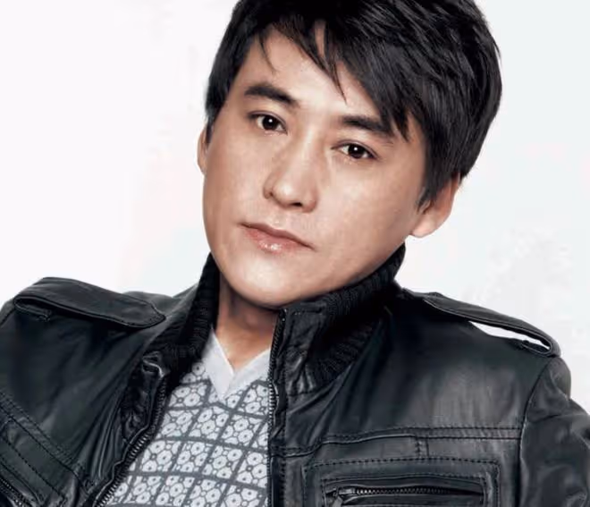 知名男星劉小鋒近照引關注!被指發福臉腫難辨認,曾是古裝美男