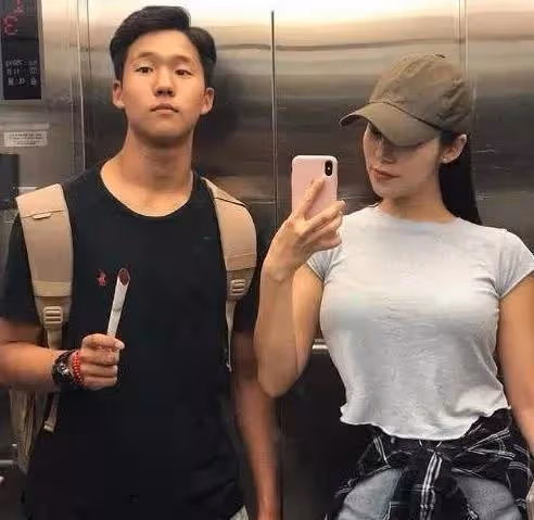 42歲健身阿姨，被26歲小鮮肉倒追，網友：保養得真好