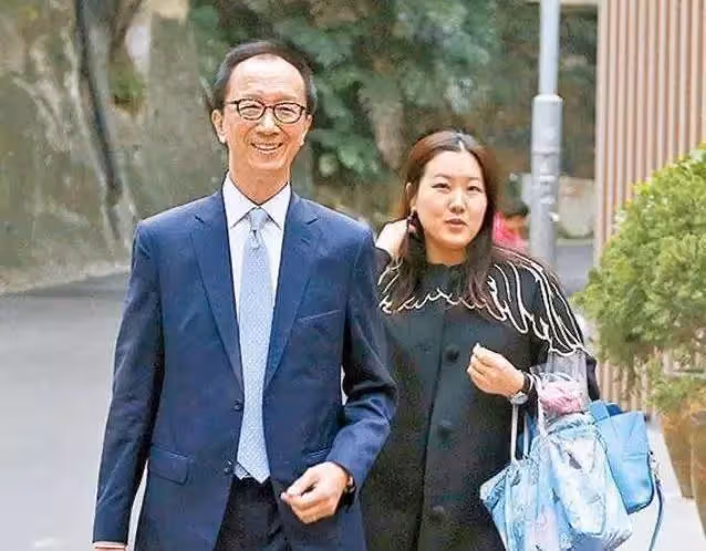 只比我父親小兩歲!伏明霞23歲嫁給49歲富商老公「5年生3胎」情牽16年今「夫妻同框變化超大」