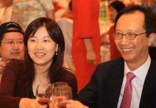 只比我父親小兩歲!伏明霞23歲嫁給49歲富商老公「5年生3胎」情牽16年今「夫妻同框變化超大」