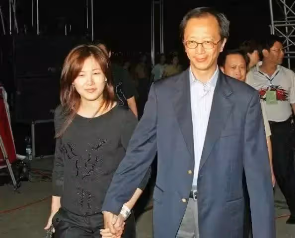 只比我父親小兩歲!伏明霞23歲嫁給49歲富商老公「5年生3胎」情牽16年今「夫妻同框變化超大」