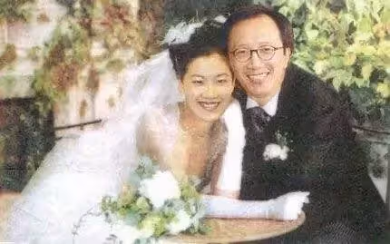只比我父親小兩歲!伏明霞23歲嫁給49歲富商老公「5年生3胎」情牽16年今「夫妻同框變化超大」