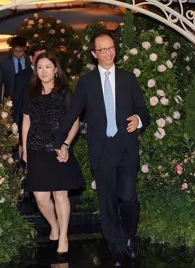 只比我父親小兩歲!伏明霞23歲嫁給49歲富商老公「5年生3胎」情牽16年今「夫妻同框變化超大」