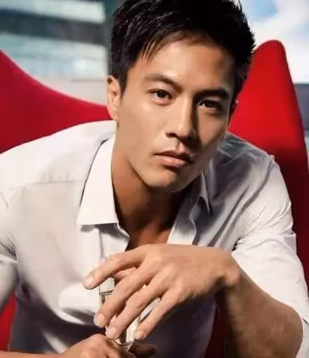 頂替李連杰出道,癡戀李玟「卻因太黏人被分手」,情斷謝婷婷後「娶小11歲嫩模」兩個女兒漂亮可愛!