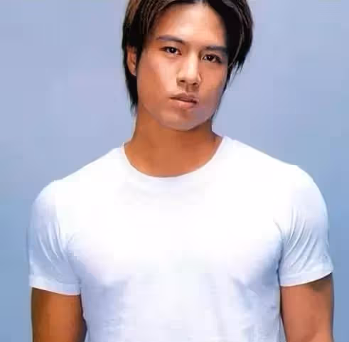 頂替李連杰出道,癡戀李玟「卻因太黏人被分手」,情斷謝婷婷後「娶小11歲嫩模」兩個女兒漂亮可愛!