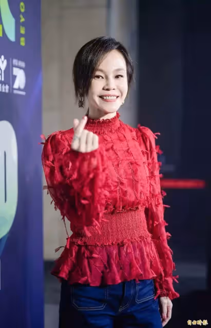 25年臉部大進化!彭佳慧「出道遭酸不好看」讚嘆粉絲:是真愛 49歲「和14歲兒同框像姐弟」美翻❤️