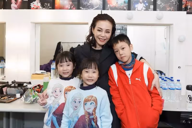 25年臉部大進化!彭佳慧「出道遭酸不好看」讚嘆粉絲:是真愛 49歲「和14歲兒同框像姐弟」美翻❤️