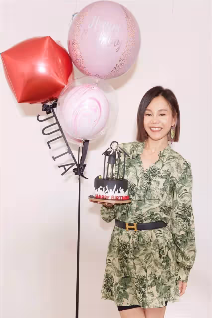 25年臉部大進化!彭佳慧「出道遭酸不好看」讚嘆粉絲:是真愛 49歲「和14歲兒同框像姐弟」美翻❤️