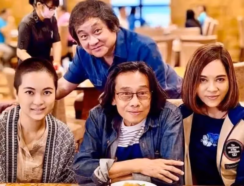 泰迪羅賓罕露面,76歲皺紋橫生,身高一米五卻氣場十足,曾慧眼挖掘劉德華,提攜周潤發,今淡圈家庭美滿兒女雙全:傳奇終不朽