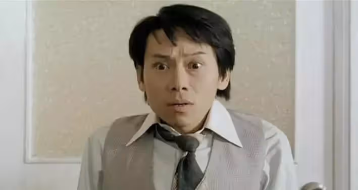泰迪羅賓罕露面,76歲皺紋橫生,身高一米五卻氣場十足,曾慧眼挖掘劉德華,提攜周潤發,今淡圈家庭美滿兒女雙全:傳奇終不朽