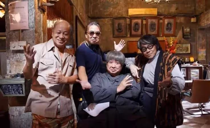 泰迪羅賓罕露面,76歲皺紋橫生,身高一米五卻氣場十足,曾慧眼挖掘劉德華,提攜周潤發,今淡圈家庭美滿兒女雙全:傳奇終不朽