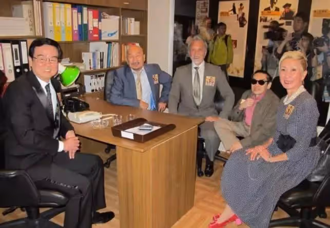 泰迪羅賓罕露面,76歲皺紋橫生,身高一米五卻氣場十足,曾慧眼挖掘劉德華,提攜周潤發,今淡圈家庭美滿兒女雙全:傳奇終不朽