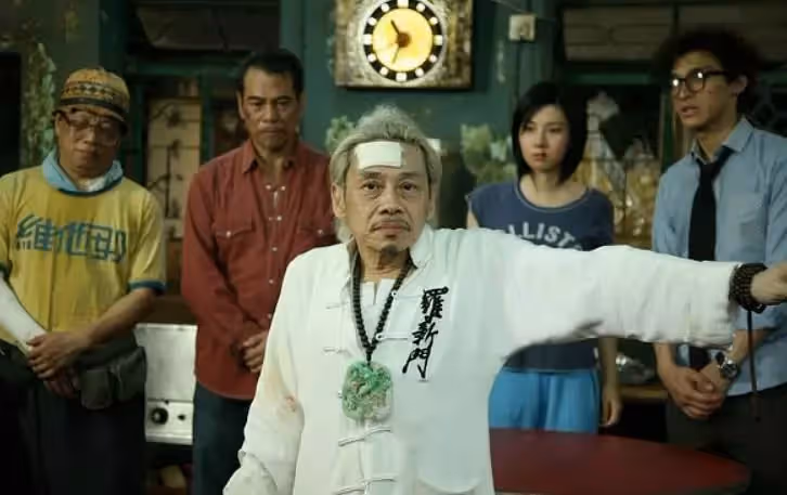 泰迪羅賓罕露面,76歲皺紋橫生,身高一米五卻氣場十足,曾慧眼挖掘劉德華,提攜周潤發,今淡圈家庭美滿兒女雙全:傳奇終不朽