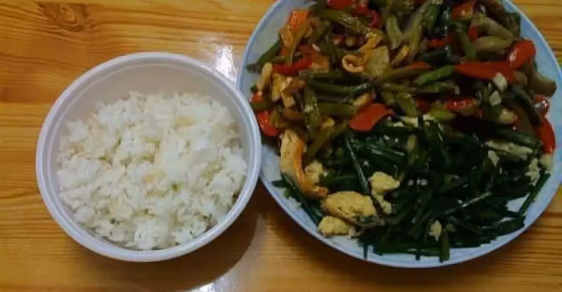 第一次去男友家，吃飯時不許我上桌，准婆婆遞來飯菜，我提出分手