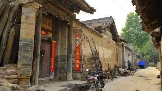 第一次去男友家,吃飯時不許我上桌,准婆婆遞來飯菜,我提出分手