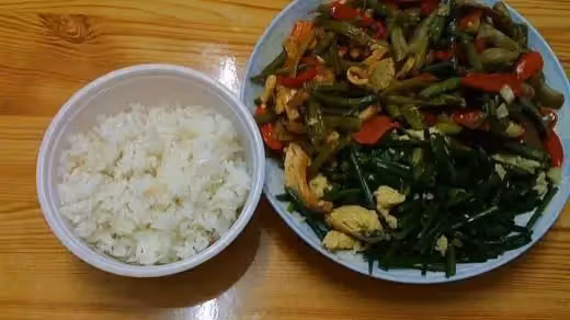 第一次去男友家,吃飯時不許我上桌,准婆婆遞來飯菜,我提出分手