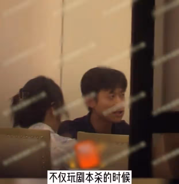 張一山新戀情石錘?與美女同游海南形影不離,還當眾親密摟肩