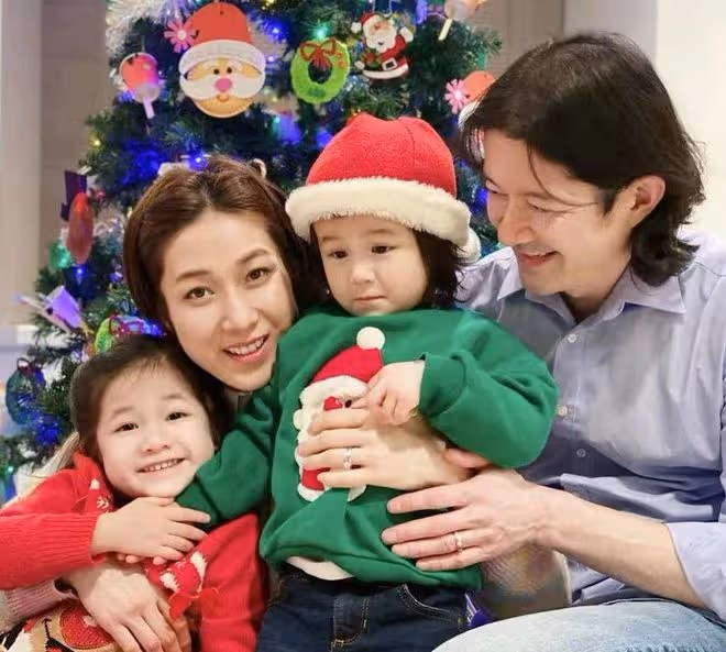 38歲鍾嘉欣定居加拿大，懷三胎帶倆娃散步，和老公住別墅生活愜意