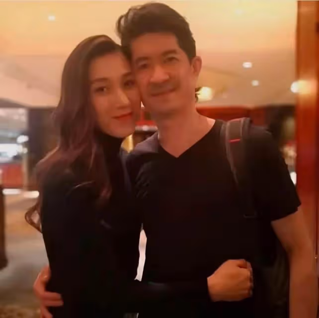 38歲鍾嘉欣定居加拿大，懷三胎帶倆娃散步，和老公住別墅生活愜意