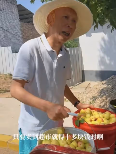 知名戲骨助農街頭賣水果!戴草帽烈日下搬貨,蹲路邊直接吃接地氣