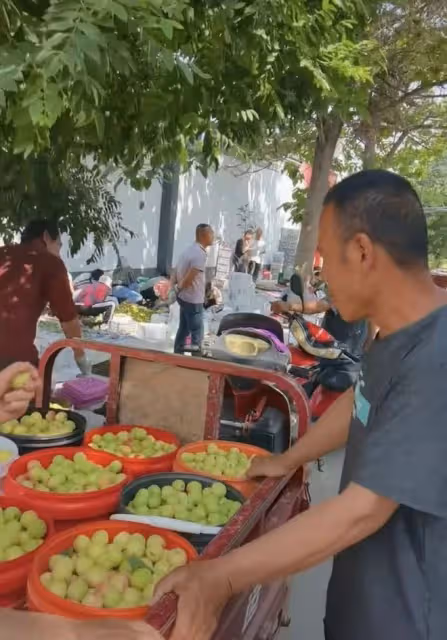 知名戲骨助農街頭賣水果!戴草帽烈日下搬貨,蹲路邊直接吃接地氣