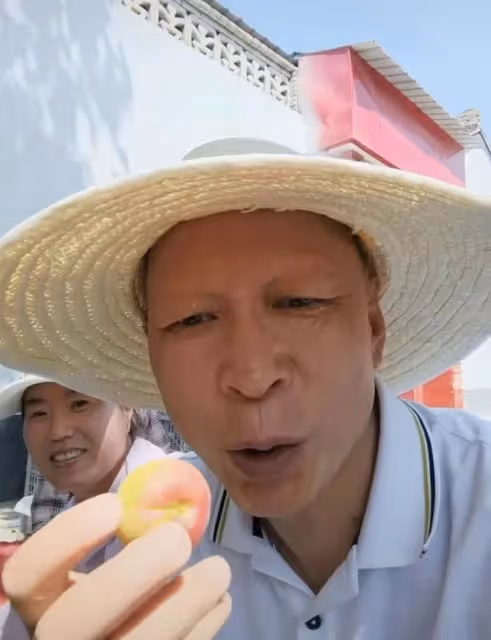 知名戲骨助農街頭賣水果!戴草帽烈日下搬貨,蹲路邊直接吃接地氣