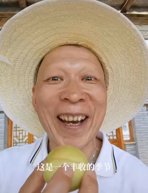 知名戲骨助農街頭賣水果!戴草帽烈日下搬貨,蹲路邊直接吃接地氣