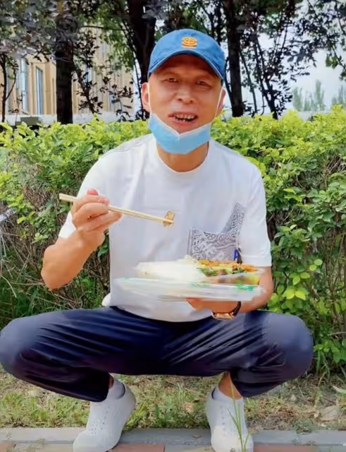 知名戲骨助農街頭賣水果!戴草帽烈日下搬貨,蹲路邊直接吃接地氣