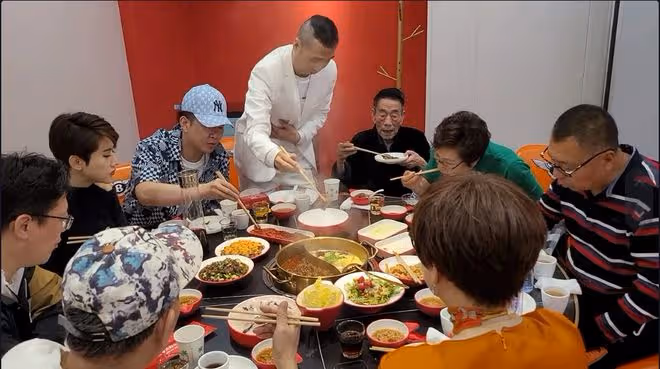 90歲楊少華晚年仍拼酒肉!參加聚會滿桌魚肉,全程端盤夾肉吃不停