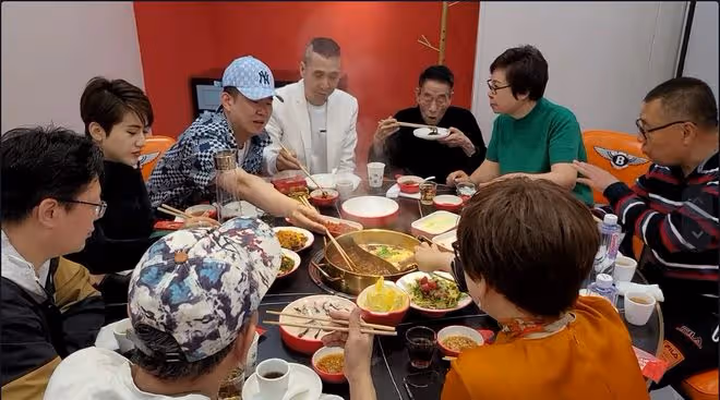 90歲楊少華晚年仍拼酒肉!參加聚會滿桌魚肉,全程端盤夾肉吃不停
