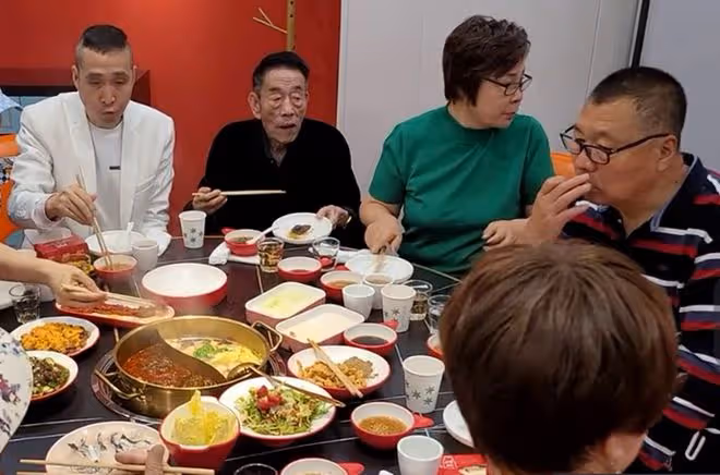 90歲楊少華晚年仍拼酒肉!參加聚會滿桌魚肉,全程端盤夾肉吃不停