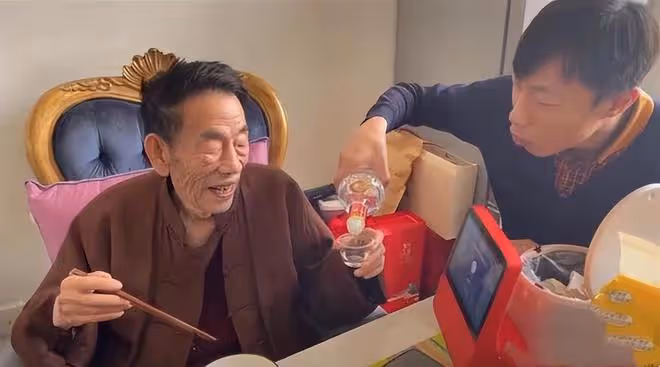 90歲楊少華晚年仍拼酒肉!參加聚會滿桌魚肉,全程端盤夾肉吃不停