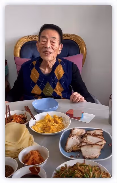90歲楊少華晚年仍拼酒肉!參加聚會滿桌魚肉,全程端盤夾肉吃不停