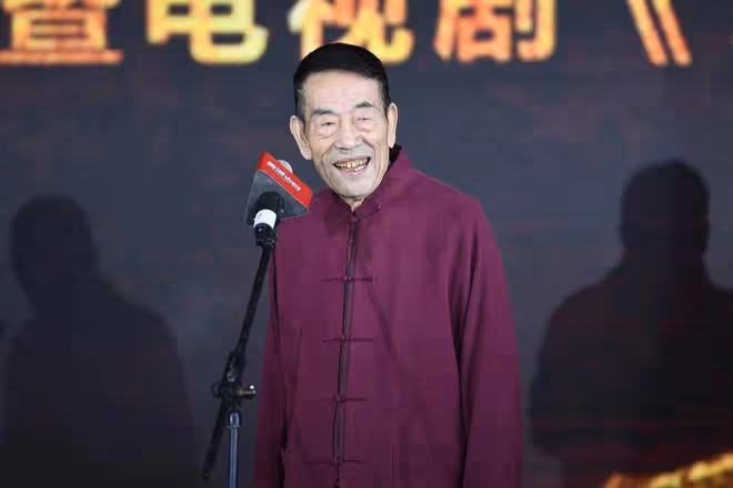 90歲楊少華晚年仍拼酒肉!參加聚會滿桌魚肉,全程端盤夾肉吃不停