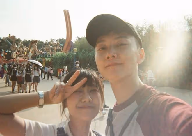 知名童星張國權慶結婚8周年！息影后轉行當售貨員，至今仍沒生娃