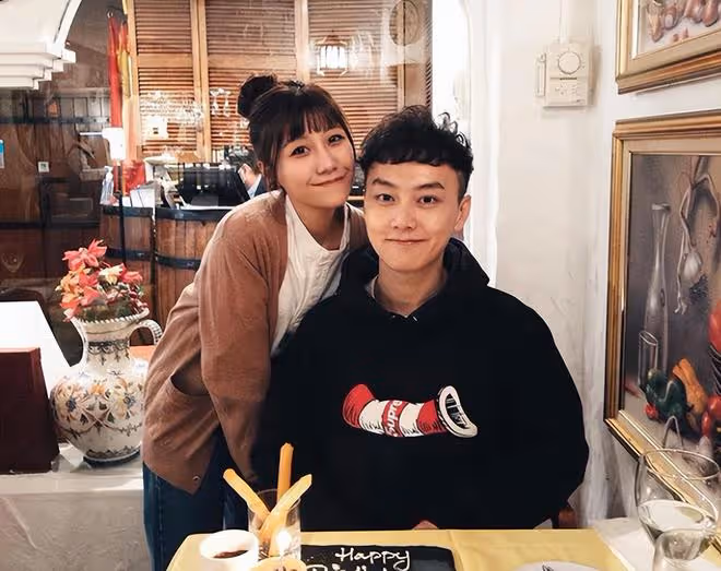 知名童星張國權慶結婚8周年！息影后轉行當售貨員，至今仍沒生娃
