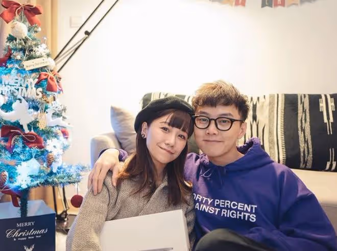 知名童星張國權慶結婚8周年！息影后轉行當售貨員，至今仍沒生娃
