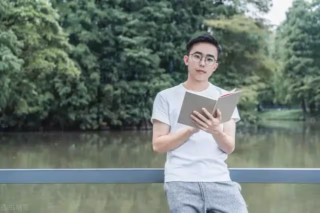 和前妻不期而遇，沒想到僅僅5年，她變得面容憔悴，在菜市場賣菜