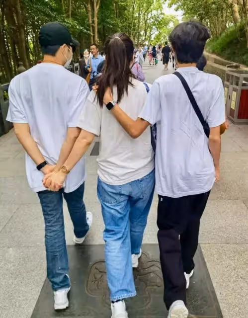 袁詠儀兒子曬「正臉」照!15歲魔童「睫毛濃密+笑眼彎彎」顏值超高,網友:五官太像媽媽