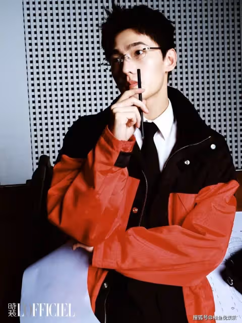 楊洋拍時尚寫真太帥氣!穿西裝上演黑白情緒氛圍感,五官線條好絕_於途