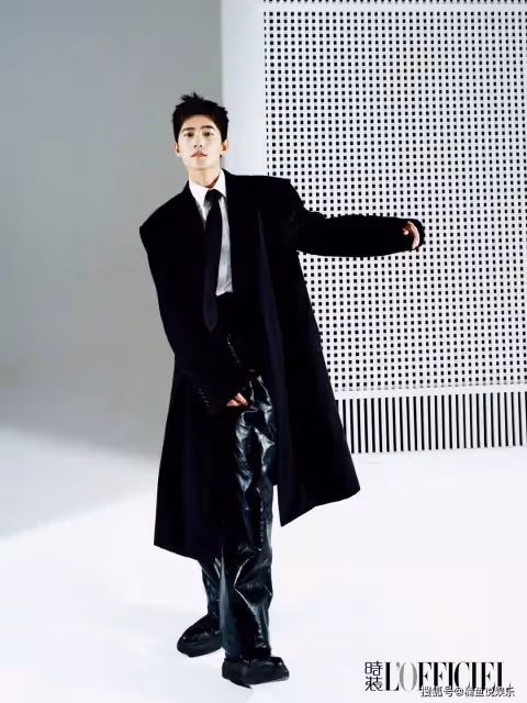 楊洋拍時尚寫真太帥氣!穿西裝上演黑白情緒氛圍感,五官線條好絕_於途