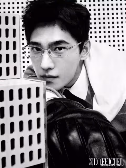 楊洋拍時尚寫真太帥氣!穿西裝上演黑白情緒氛圍感,五官線條好絕_於途