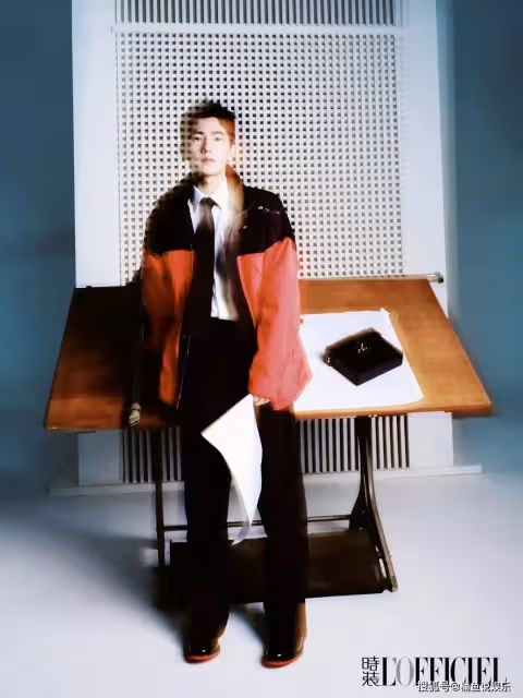楊洋拍時尚寫真太帥氣!穿西裝上演黑白情緒氛圍感,五官線條好絕_於途