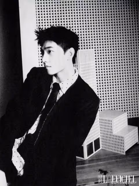 楊洋拍時尚寫真太帥氣!穿西裝上演黑白情緒氛圍感,五官線條好絕_於途