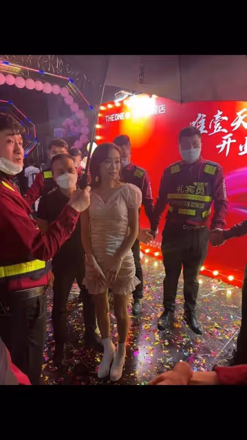 楊思琦廣州性感登台...觀眾脫衣支持　網民感慨：淪落至此