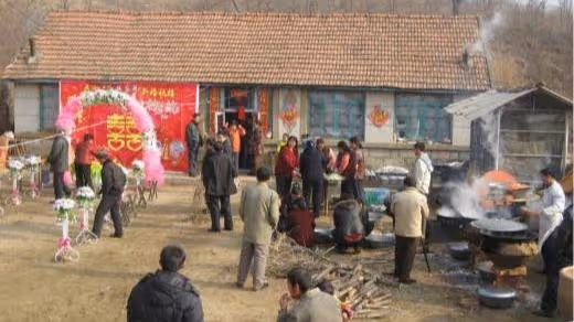 妻子外出打工三年沒回家,丈夫帶兒子去看望,看到妻子他淚流滿面
